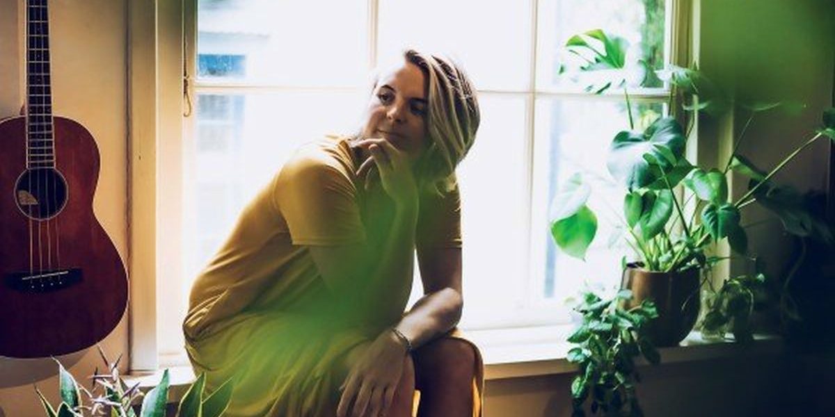 Sarah Blake Blends Jazz And Folk In Heartwarming Track “A Vida” 